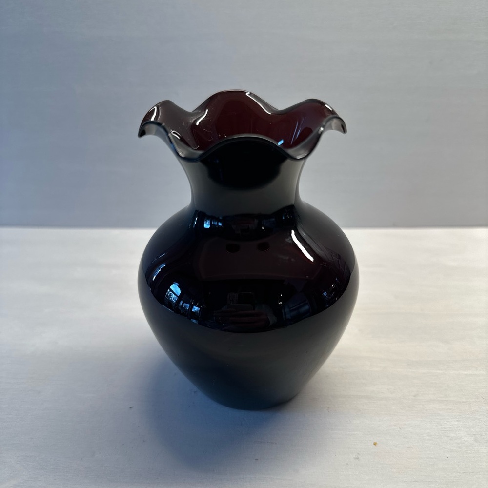 Elegant Black Ruffled Vase with Glossy Finish